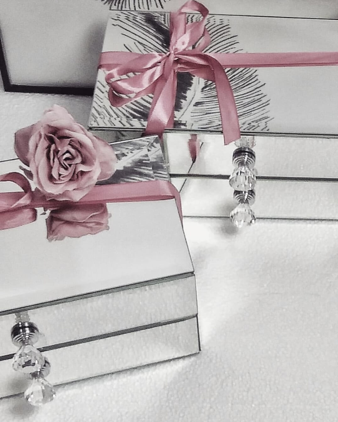 Mirrorina luxury 2-drawer makeup organizer in mirror white glass with golden details