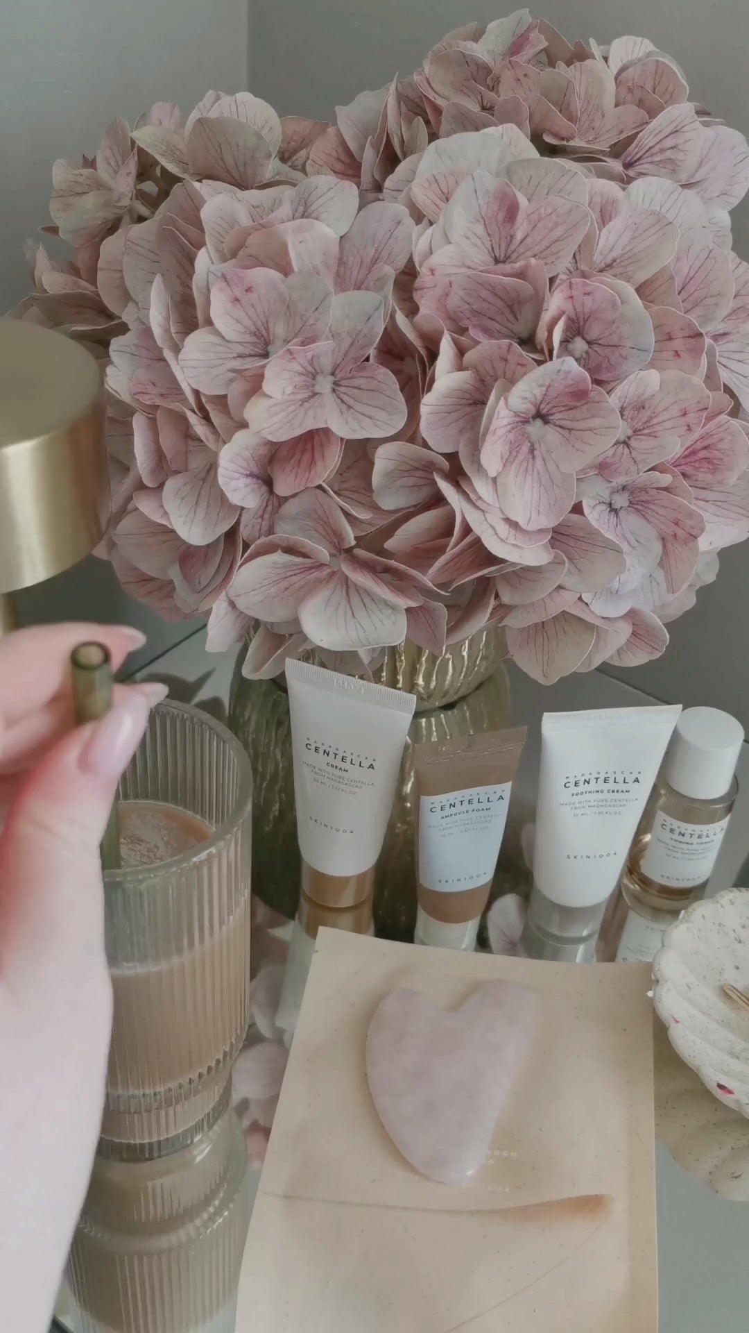 Charger la vidéo : Luxury white lacquer brush holder set for face and eye makeup brushes, designed to keep your vanity beautifully organized.